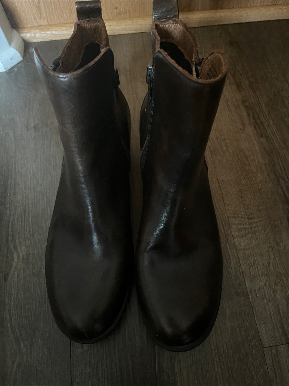 Born SZ 7 Women’s Brown Leather Ankle Boots - Classic Zip Side Style